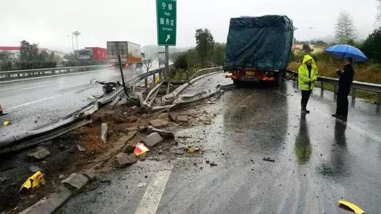 滂沱大雨，开车被困高速路，教你如何轻松应对
