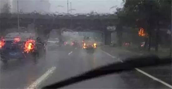 滂沱大雨，开车被困高速路，教你如何轻松应对