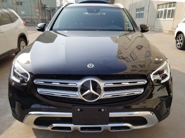 20款奔驰glc300车型主打跨界车型的风格语言,延续了普通版奔驰glc车型