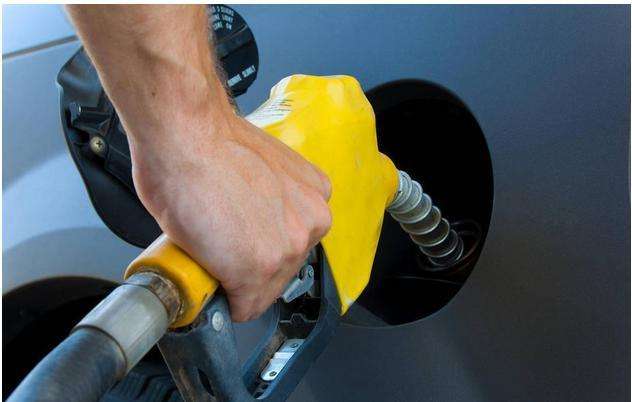 鼠年成品油价格首次下调 加满一箱92号汽油少花16元