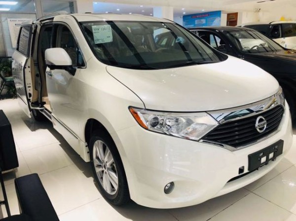 进口尼桑贵士中东版七座商务mpv