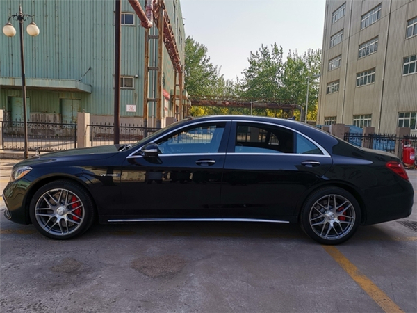 奔驰s级amg s63的车身线条一直都很流畅,因为它是奔驰的性能车,减小