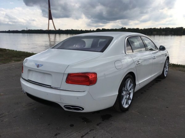 2019款宾利飞驰v8四座更奢华更优惠全国