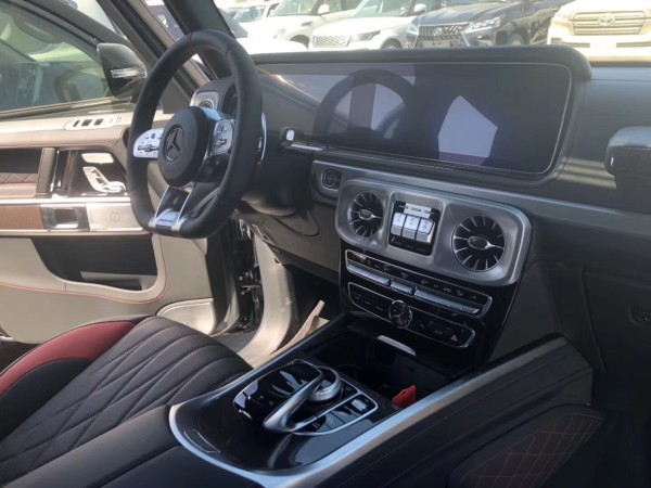 内饰方面: 从内饰来看,新款奔驰g500级也进行了彻底的改造,这给了它与