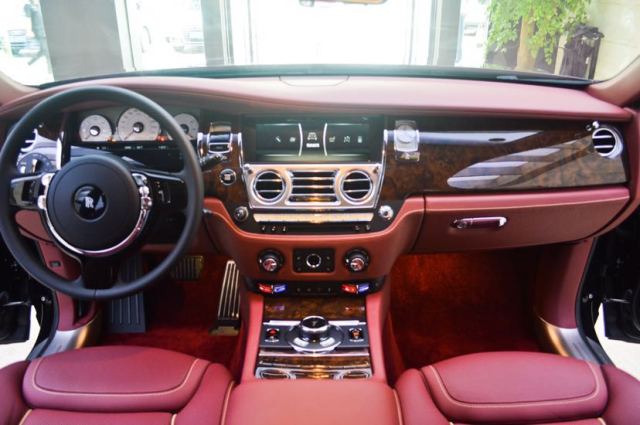 内饰由2000名工人,经过60双手,花费至少20天打造.