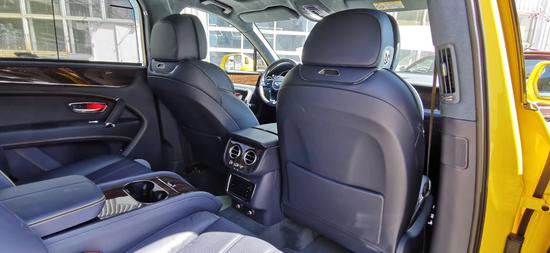 柠檬黄色 宾利添越 展位现车任君挑选