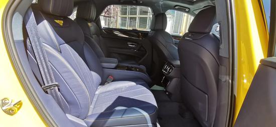 柠檬黄色 宾利添越 展位现车任君挑选
