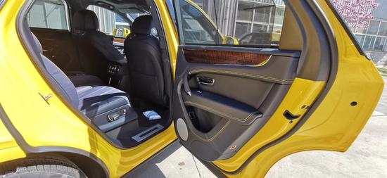柠檬黄色 宾利添越 展位现车任君挑选