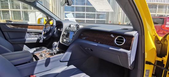 柠檬黄色 宾利添越 展位现车任君挑选