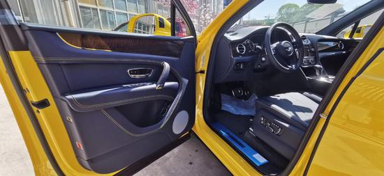 柠檬黄色 宾利添越 展位现车任君挑选