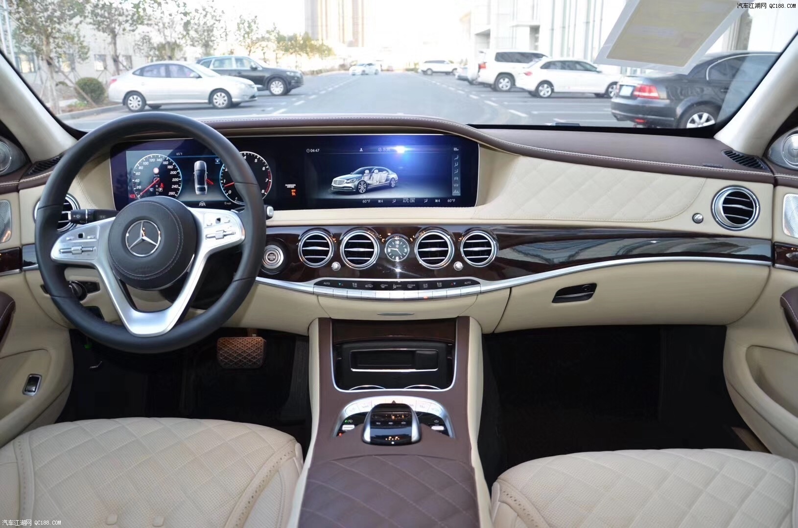 奔驰迈巴赫加长的led尾灯由100多颗led灯珠组成,夜晚点亮十分漂亮