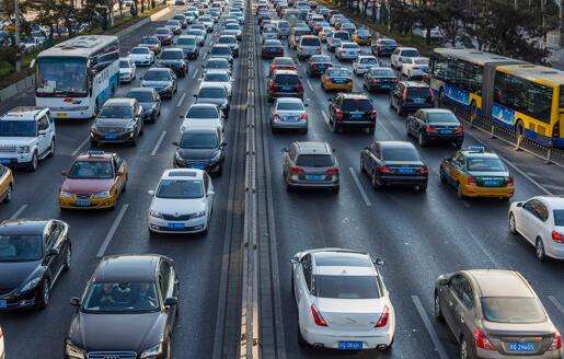 中汽协：中国2月乘用车销量122万辆 同比下降17.4%