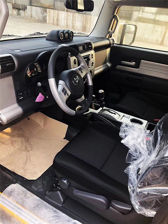 &nbsp &nbsp &nbsp丰田酷路泽fj4000中东版内饰适用而简练.