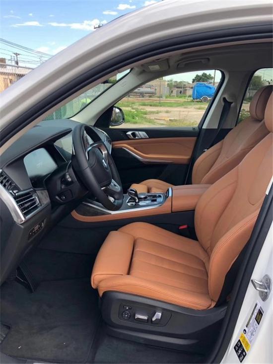 19款宝马x7车尾设计线条简单动感华丽,车顶是小巧的鲨鱼鳍天线,搭配