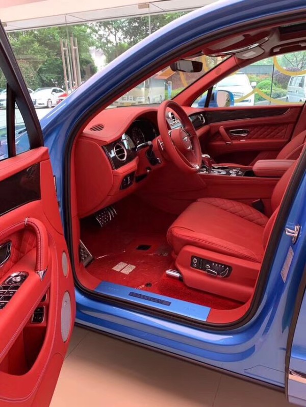 宾利添越内饰用料之奢华,做工之精致均无可挑剔,大面积包裹的真皮被