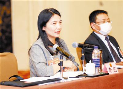 市人大代表李洁发言.