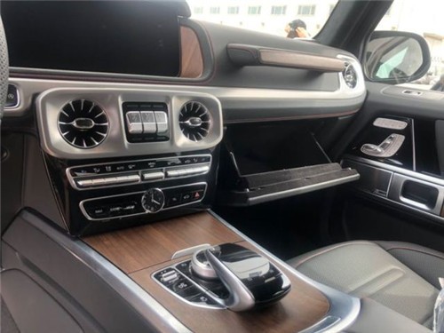 2019款奔驰g500经过全新改款内饰豪华气派,卓越的品质和精致的工艺在