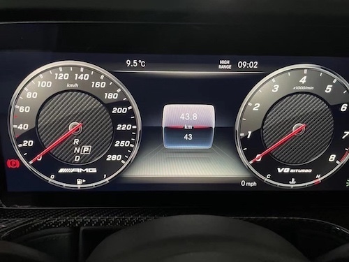 21款奔驰g63仪表盘中的信息能够以不同格式显示在双12.