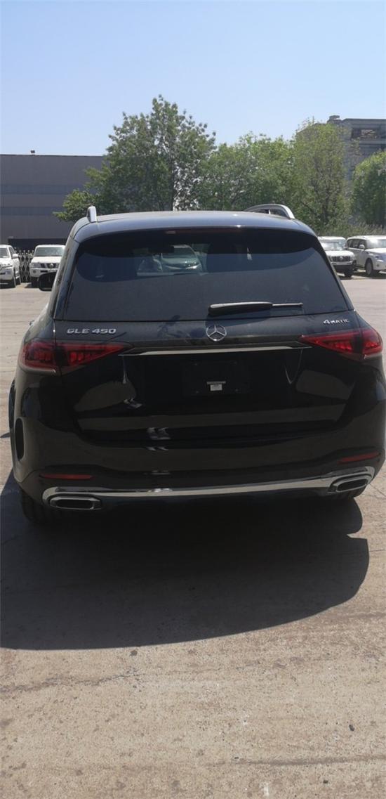 款奔驰gle450采用了与cls相同的九速自动变速箱和内联六缸发动机(gle