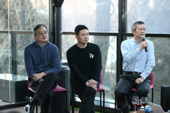 施雪松（右），郝飞（中）