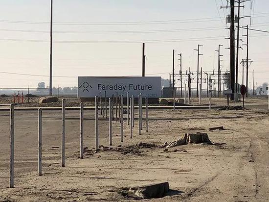 老厂房门口已经立起了法拉第未来的标志