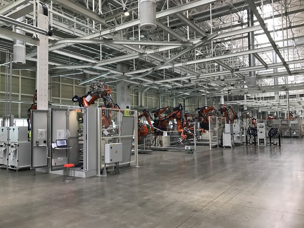 一汽-大众奥迪Q工厂焊装车间生产线，大量的机器人保证了焊装精度