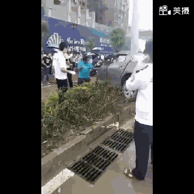 君越轿车被钢柱一劈成两半 司机当场死亡