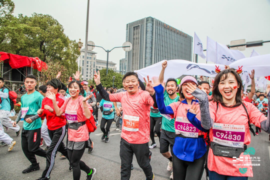 由爱驰汽车执行副总裁蔡建军带领的爱驰跑团