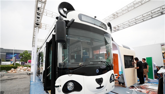 上海市发出首张智能网联客车牌照