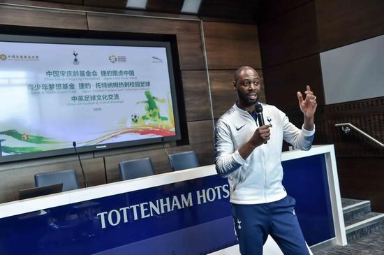 热刺俱乐部形象大使莱德利·金先生与优秀小球员们深入交流