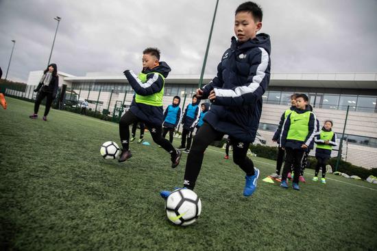 优秀足球小将在百年英超劲旅——热刺培训基地进行专业足球训练