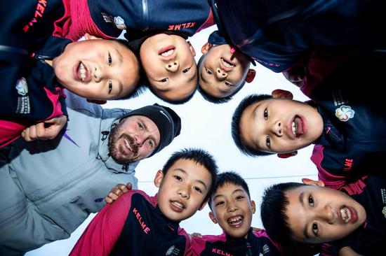 捷豹路虎致力于深耕中国公益事业，推动中国青少年校园足球普及