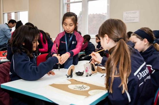 中国小球员与英国同龄小伙伴开展丰富多彩的文化交流