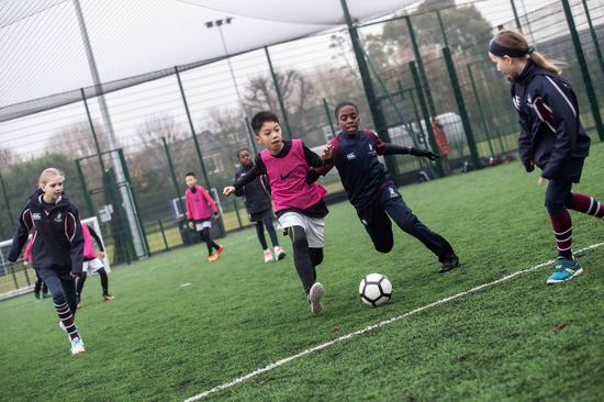 中国小球员与英国同龄小伙伴切磋球技