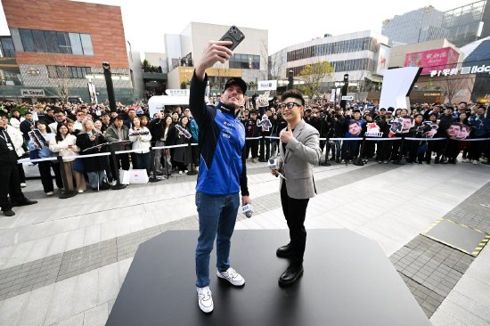 维斯塔潘出席车手见面会与车迷亲切互动