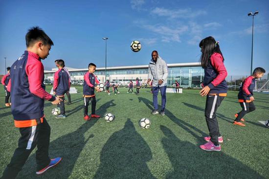 热刺前任队长莱德利·金先生亲自指导中国小球员进行多模块足球培训