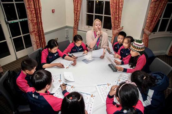 专业英文老师面对面指导学生们的语言组织和演讲能力