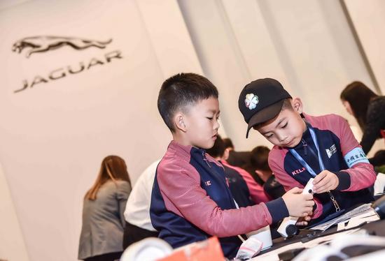 中国足球小将齐心协力设计和制作赛车