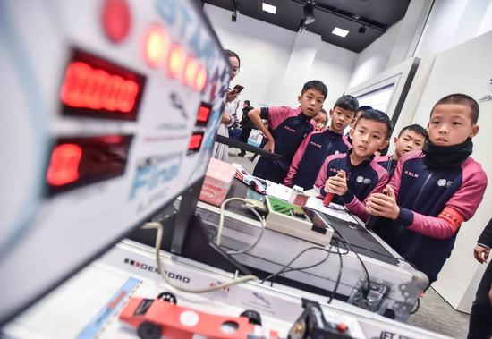 中国足球小将专心进行让车起电实验