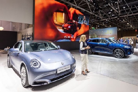 将“猫爪”伸向男车主 欧拉闪电猫到店