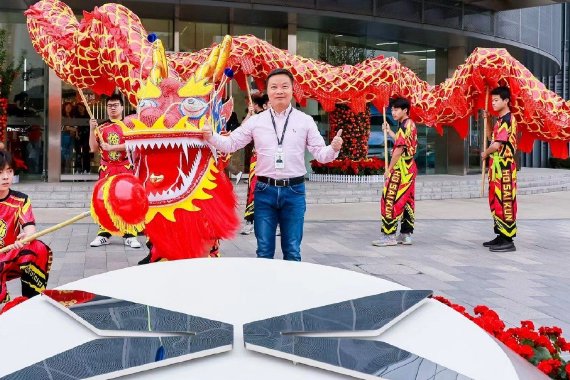 何小鹏发表新年寄语 今年业绩要翻倍