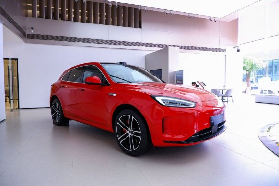 “鲜衣怒马”不为过 AITO问界新M5到店实拍