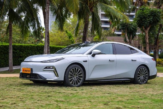 全系标配高阶智驾 静态体验吉利银河星耀8 EM