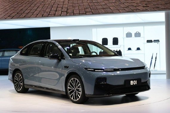 2025上海车展：零跑B01亮相