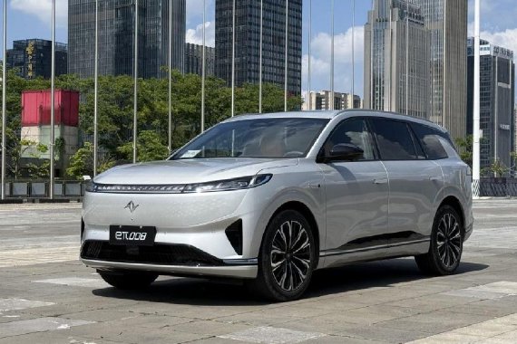 家庭出行好伙伴 试2026款东风奕派eπ008六座版