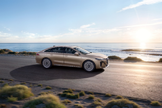 长续航中大型轿车8.58万元起售，荣威M7 DMH主打生活“大美好”