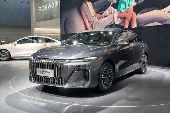 2025广州车展：荣威M7 DMH携“活人感”AI车机亮相