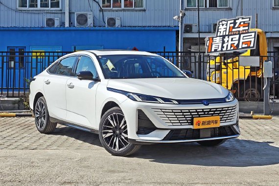 重新定义燃油车 到店实拍长安第四代逸动蓝鲸超擎