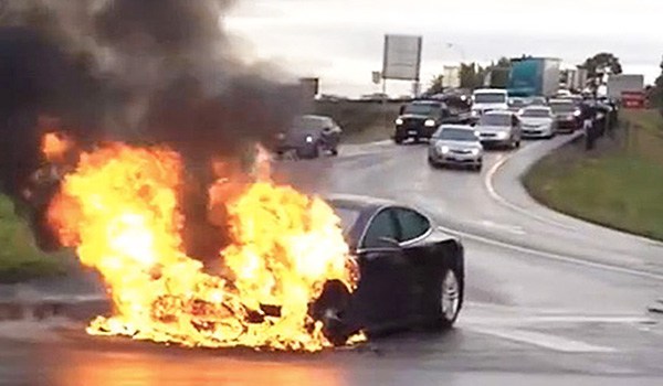 开着开着就着了，为什么电动车会自燃？