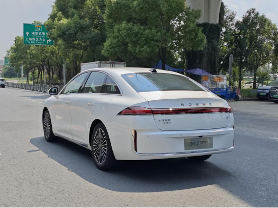 上汽荣威M7 DMH试驾 好看好开又好省的“后浪”